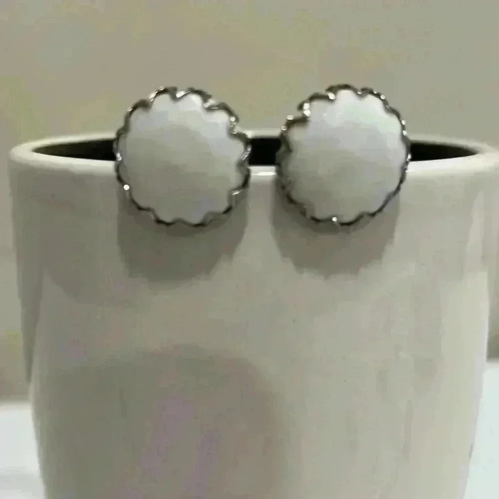 Clip earrings - Picture 2 of 3